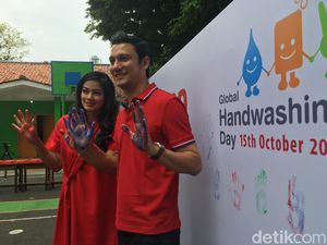 Bisa Ditiru, Cara Unik Titi Kamal Biasakan Cuci Tangan pada Anak