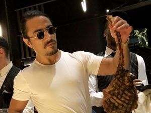 Dikunjungi French Montana, Chef Salt Bae Sajikan Steak dan Berjoget Bersama Dikunjungi French Montana, Chef Salt Bae Sajikan Steak dan Berjoget Bersama