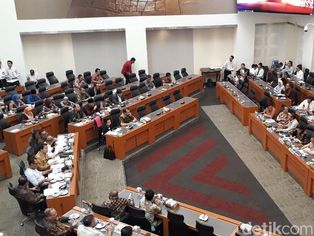 Gara-gara Proyeksi Dolar AS Rp 15.000, Rapat Banggar DPR Diskors Gara-gara Proyeksi Dolar AS Rp 15.000, Rapat Banggar DPR Diskors