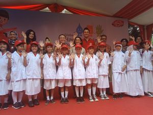 Ajak Masyarakat Sadar Kesehatan, Anak-anak SD Cuci Tangan Bersama