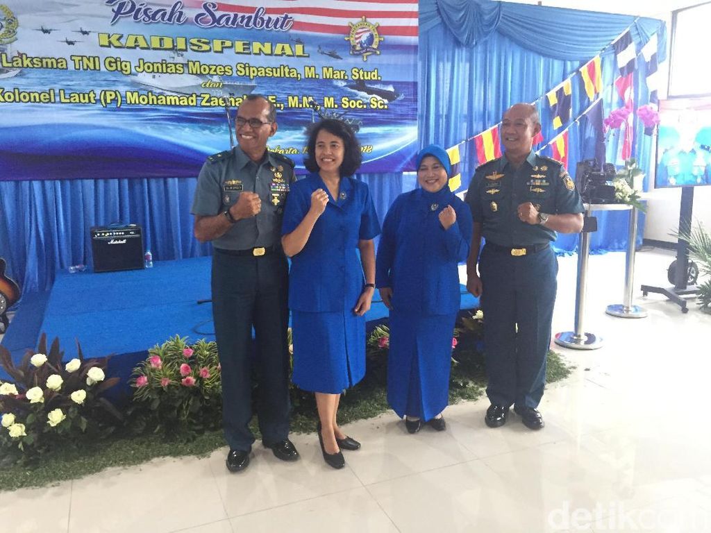 TNI AL Gelar Pisah Sambut Kadispenal di Mabes Cilangkap TNI AL Gelar Pisah Sambut Kadispenal di Mabes Cilangkap