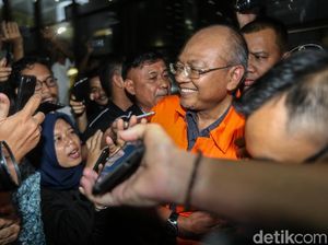 Video: Ditahan KPK, Bupati Malang Rendra Kresna Umbar Senyum