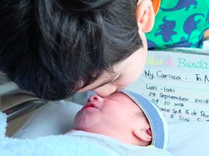 Cute Abis! Kecup Sayang Anak Carissa Puteri untuk Sang Adik