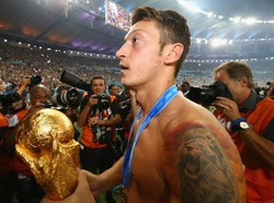 Tahun 2014 yang membahagiakan bagi Oezil. Setelah juara bersama Arsenal, Oezil juga menjadi juara dunia. Oezil menjadi bagian skuat Jerman yang memenangi Piala Dunia di Brasil. (Foto: Martin Rose/Getty Images)