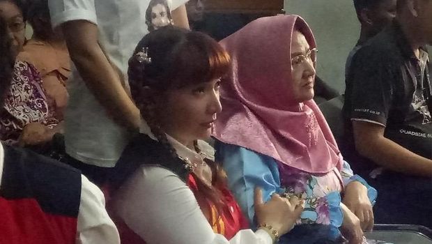 Roro Fitria dan ibundanya.