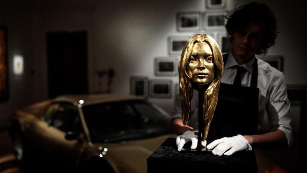 Wow! Patung Kepala Kate Moss Dilelang Rp 6 M