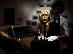Wow! Patung Kepala Kate Moss Dilelang Rp 6 M