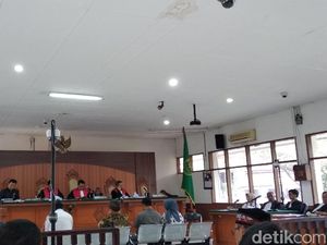 Sidang Kasus Suap Abu Bakar, Bupati KBB Saat Ini Diduga Terima Duit Sidang Kasus Suap Abu Bakar, Bupati KBB Saat Ini Diduga Terima Duit