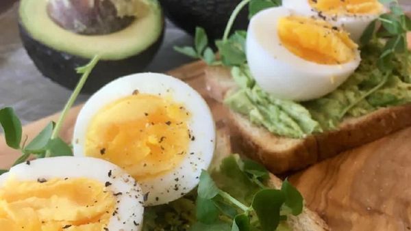 Bosan Sarapan Roti Tawar? Bikin Saja Avocado Toast yang Kekinian Ini
