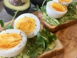 Bosan Sarapan Roti Tawar? Bikin Saja Avocado Toast yang Kekinian Ini