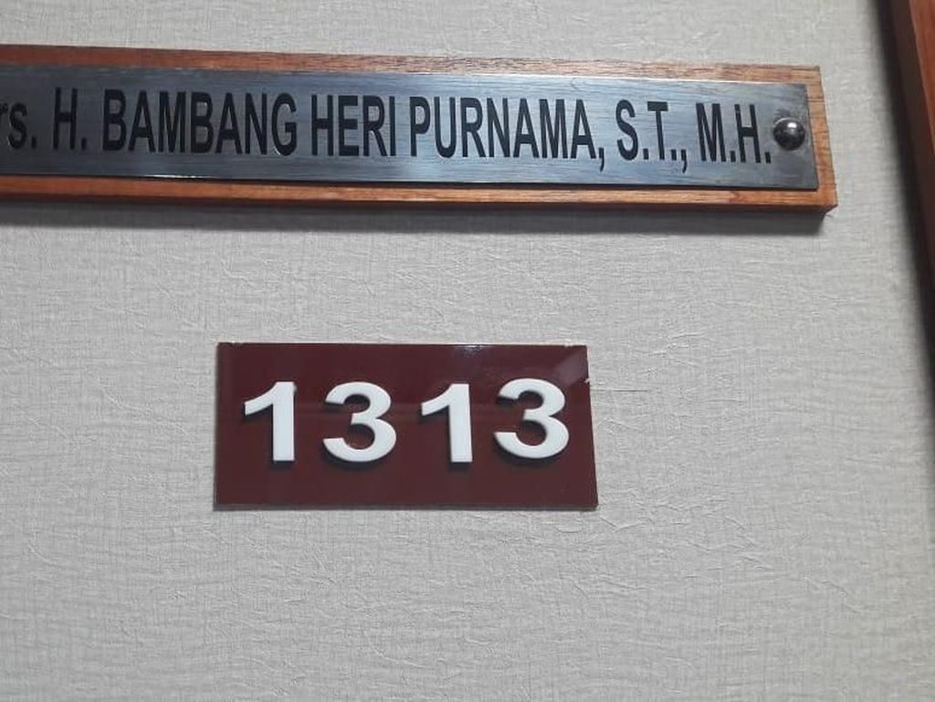 Ruangan Kena Peluru Nyasar, Anggota DPR Bambang Heri Sedang Umrah