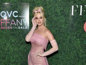 Bulan Kanker Sedunia, Katy Perry Bergaya Serba Pink Bak Barbie