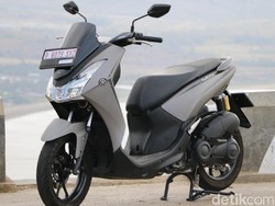 Ladies! Begini Cara Pakai Standar Tengah Motor