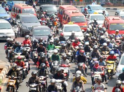 Transportasi Umum Digenjot, Kok DP Kredit Motor & Mobil Malah 0%?