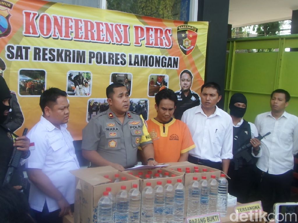 Polisi Gagalkan Pengiriman Ribuan Liter Arak di Lamongan Polisi Gagalkan Pengiriman Ribuan Liter Arak di Lamongan