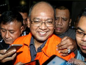 Ditahan KPK, Bupati Malang Tebar Senyuman