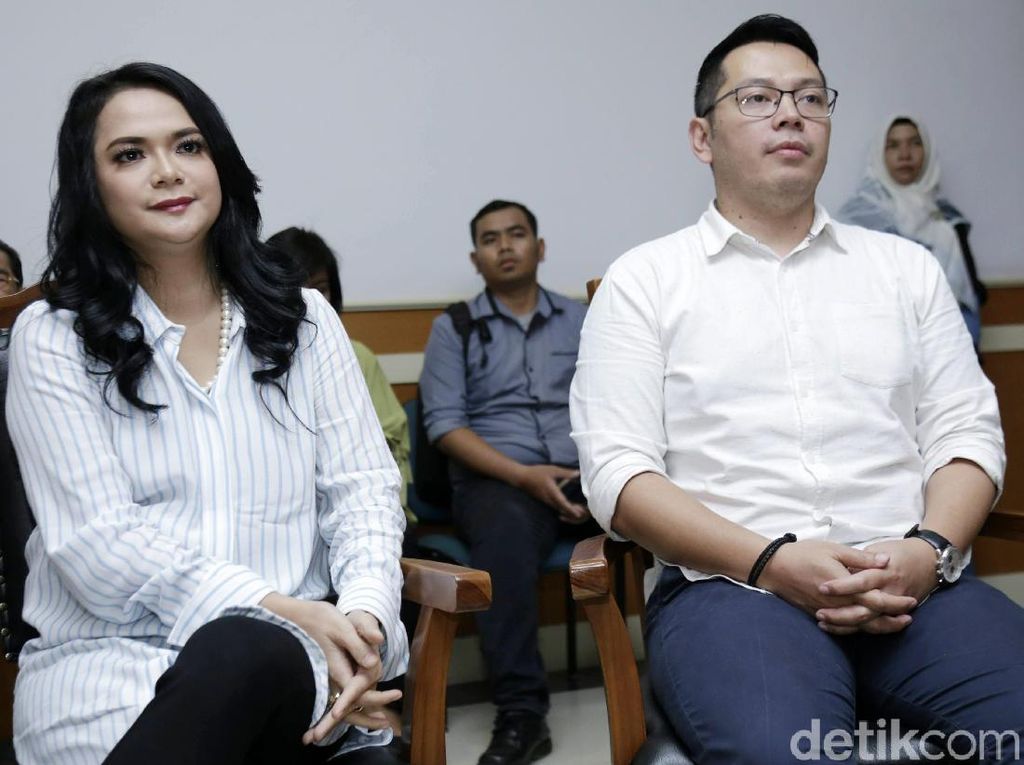 Jalani Mediasi, Suami Bicarakan Hak Asuh Anak dengan Shezy Idris Jalani Mediasi, Suami Bicarakan Hak Asuh Anak dengan Shezy Idris