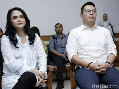 Kebekuan Antara Shezy Idris dan Suami di Ruang Sidang