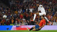 Inggris makin percaya diri. Di menit ke-29, gantian Rashford yang membobol gawang Spanyol usai meneruskan umpan Harry Kane. Tim tamu unggul 2-0. (Foto: David Ramos/Getty Images)