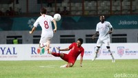 Evan Dimas Darmono berebut bola dengan Yuto Nakamura.