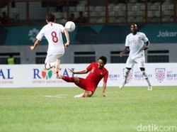 Evan Dimas Darmono berebut bola dengan Yuto Nakamura.