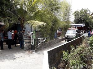 Persiapan Pemakaman Ibunda Roro Fitria