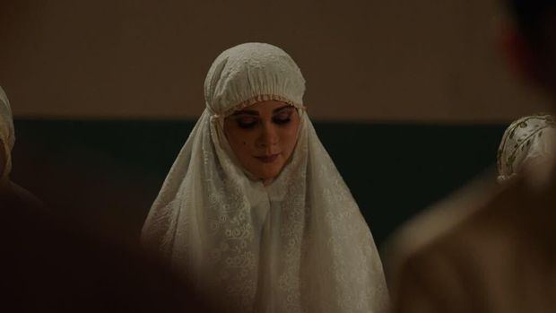 Luna Maya berperan sebagai Suzanna.