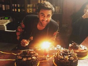 Momen Makan Ranbir Kapoor Bareng Katrina Kaif dan Deepika Padukone Momen Makan Ranbir Kapoor Bareng Katrina Kaif dan Deepika Padukone