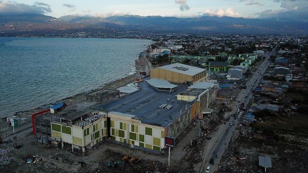 kawasan perbelanjaan dan pertokoan yang rusak akibat tsunami pascagempa di Palu, Sulawesi Tengah, Senin (8/10).