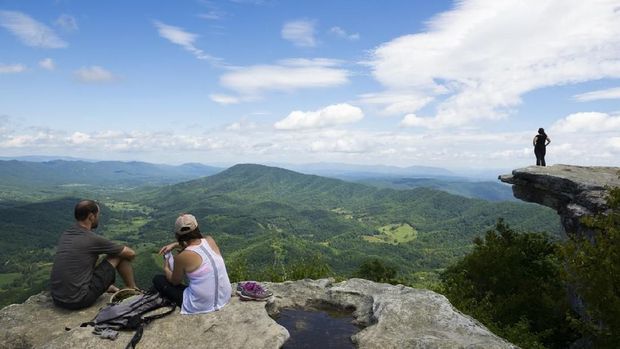 Appalachian Trail, Amerika Serikat Catawba, Virginia - September 1, 2014: People enjoy the view on Labor Day from McAfee Knob, one of the most popular overlooks on the Appalachian Trail, located on Catawba Mountain near Roanoke, Virginia. Elevation is 3,171 feet.