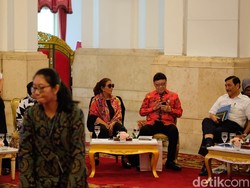 Momen Susi Berkacamata Hitam Saat Rapat di Istana