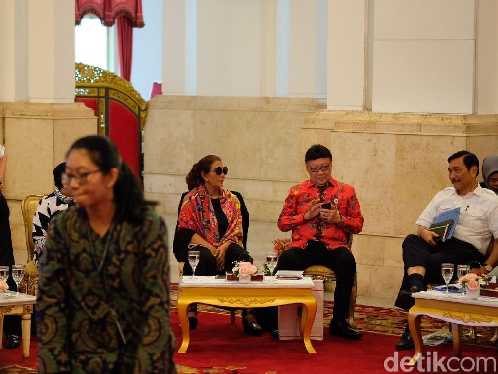 Momen Susi Berkacamata Hitam Saat Rapat di Istana Momen Susi Berkacamata Hitam Saat Rapat di Istana