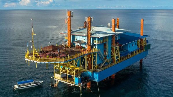 Foto: Kilang Minyak Disulap Jadi Hotel Tengah Laut