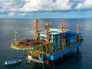 Foto: Kilang Minyak Disulap Jadi Hotel Tengah Laut