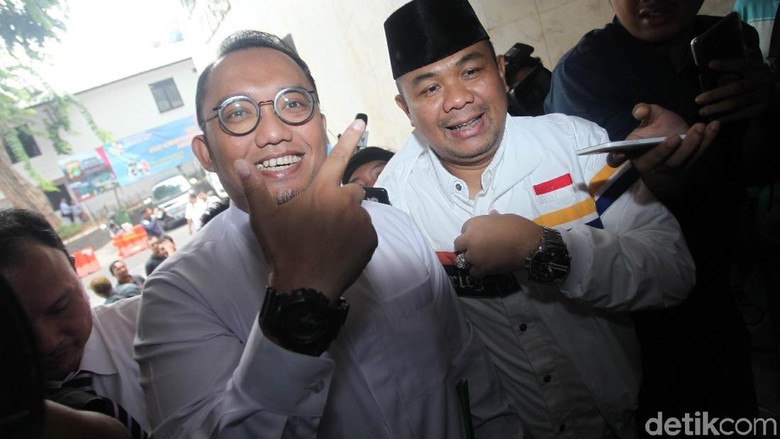Dahnil soal Pemaparan Visi-Misi: Prabowo-Sandi Lebih Pintar dari Timses Dahnil soal Pemaparan Visi-Misi: Prabowo-Sandi Lebih Pintar dari Timses
