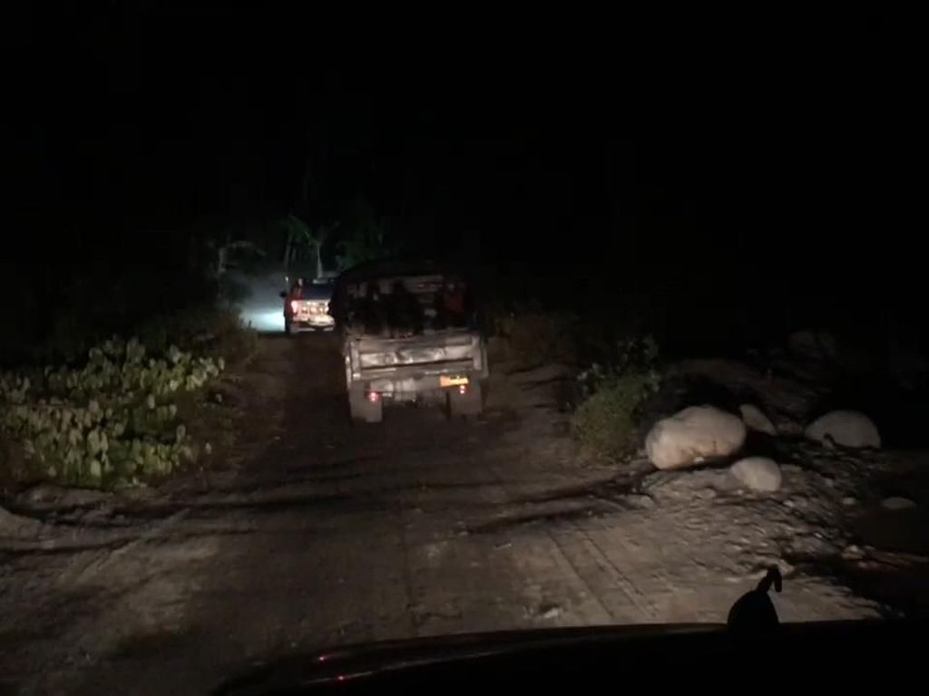 Menembus Malam, Relawan CT Arsa Bawa Bantuan ke Sigi Menembus Malam, Relawan CT Arsa Bawa Bantuan ke Sigi
