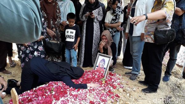Tangis dan Pelukan Roro Fitria Sebelum Pingsan di Pusara Sang Bunda