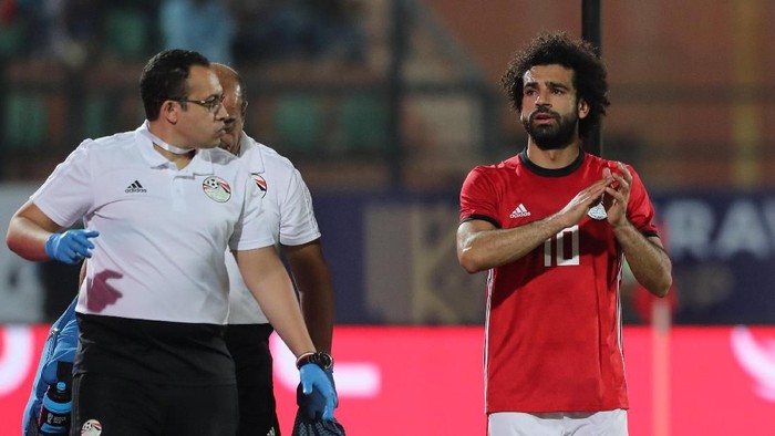 Soccer Football - African Nations Cup Qualifier - Egypt v Swaziland - Al-Salam Stadium, Cairo, Egypt - October 12, 2018  Egypts Mohamed Salah applauds fans as he leaves the pitch due to injury  REUTERS/Mohamed Abd El Ghany