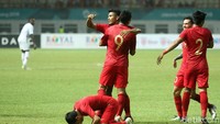 Para pemain timnas Indonesia merayakan gol yang dicetak oleh Alberto Goncalves.