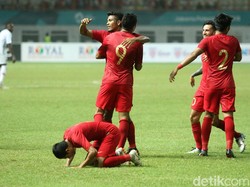 Para pemain timnas Indonesia merayakan gol yang dicetak oleh Alberto Goncalves.