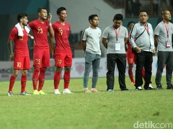 Para pemain membuat lingkaran di tengah lapangan sambil menyanyikan lagu Sampai Jumpa.
