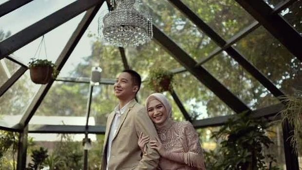 Melody Prima Pakai Hijab Saat Foto Prewedding