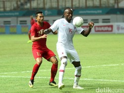 Paul Oliver Ngue yang dibayang-bayangi Ricky Fajrin Saputra berusaha mengontrol bola.