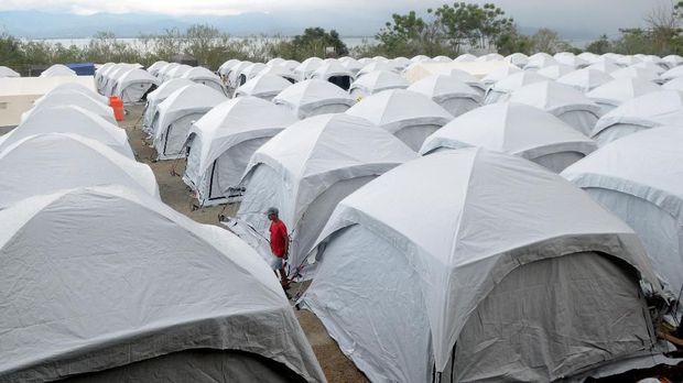 Tenda tempat tinggal terpadu bagi pengungsi terdampak gempa di Loli Saluran, Kabupaten Donggala, Sulawesi Tengah, Sabtu (13/10).
