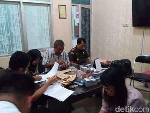 Tersangka Dugaan Korupsi Dana BOS di Brebes Kembalikan Rp 500 Juta Tersangka Dugaan Korupsi Dana BOS di Brebes Kembalikan Rp 500 Juta