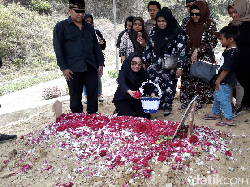 Menangis, Roro Fitria Bacakan Surat Yasin di Makam Ibunda