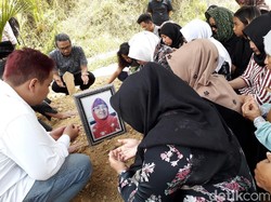 Ibunda Dimakamkan Tanpa Kehadiran Roro Fitria