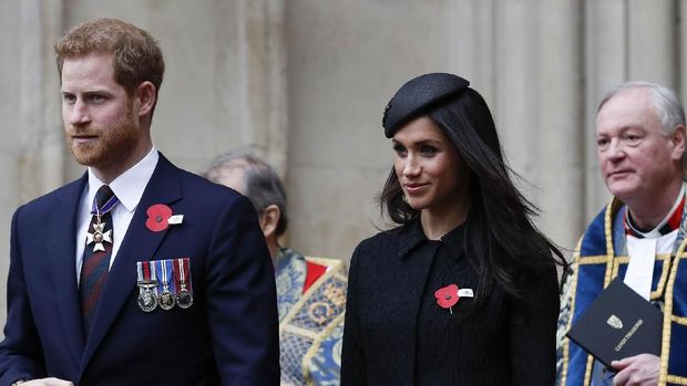 Britain's Prince Harry (L) and his fiancee US actress Meghan Markle (R) walk with each as they leave after attending a service of commemoration and thanksgiving to mark Anzac Day in Westminster Abbey in London on April 25, 2018. - Anzac Day marks the anniversary of the first major military action fought by Australian and New Zealand forces during the First World War. The Australian and New Zealand Army Corps (ANZAC) landed at Gallipoli in Turkey during World War I. (Photo by Adrian DENNIS / AFP)