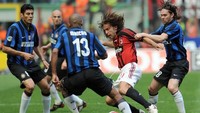 Andrea Pirlo dikeroyok pemain Inter Milan. Laga Inter Milan vs AC Milan ini digelar pada 2008. (GIUSEPPE CACACE / AFP)