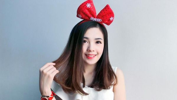 Terpikat Pramugari Cantik yang Viral Usai Difoto Diam-diam saat Bertugas